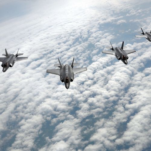 Geopolitički značaj ostrva proizlazi iz njegove pozicije u neposrednoj blizini Ormuskog moreuza - ključnog energetskog „čekpointa“ kroz koji prolazi oko 20 odsto globalne trgovine naftom