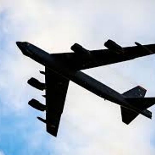 Geopolitički značaj ostrva proizlazi iz njegove pozicije u neposrednoj blizini Ormuskog moreuza - ključnog energetskog „čekpointa“ kroz koji prolazi oko 20 odsto globalne trgovine naftom