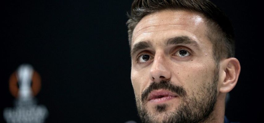 Tadić (37) je 2008. godine debitovao za Srbiju na utakmici protiv Poljske, a poslednji meč u dresu "orlova" odigrao je na Evropskom prvenstvu 2024. protiv Danske