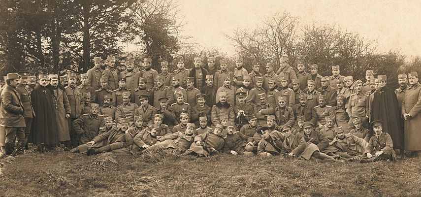 Poslanik Austrougarske monarhije u Kraljevini Srbiji, baron fon Gizl, predao je 23. jula 1914. godine, u 18 časova, srpskoj Vladi spisak zahteva zvaničnog Beča, poznat kao Julski ultimatum