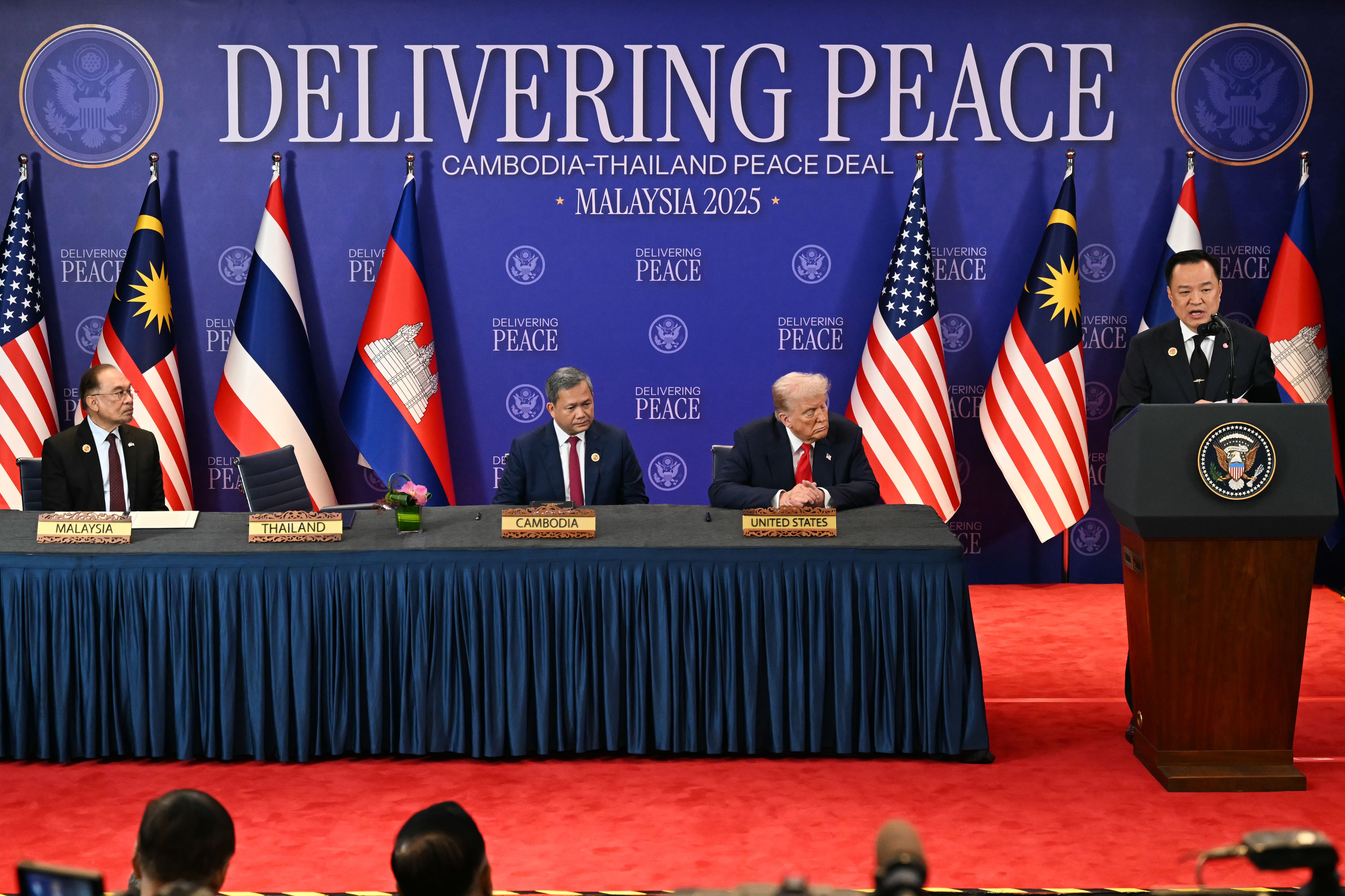 Image for Tramp tokom posete Maleziji prisustvovao ceremoniji potpisivanja primirja između Tajlanda i Kambodže