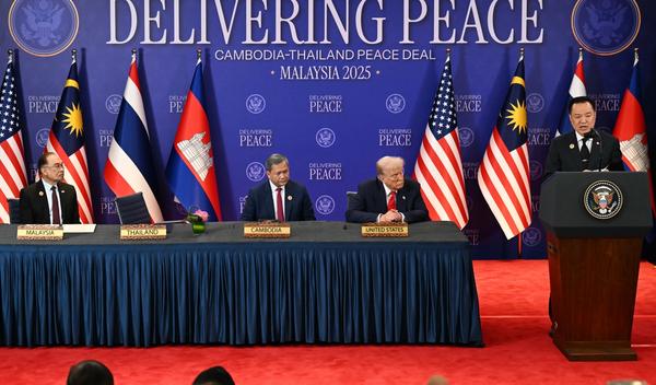 Image for Tramp tokom posete Maleziji prisustvovao ceremoniji potpisivanja primirja između Tajlanda i Kambodže