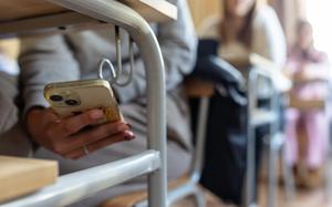 Image for Bolivija zabranjuje mobilne telefone u školama