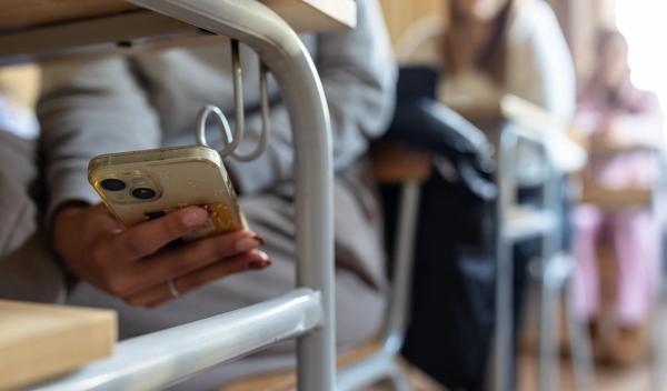 Image for Bolivija zabranjuje mobilne telefone u školama