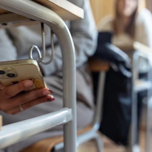 Image for Bolivija zabranjuje mobilne telefone u školama