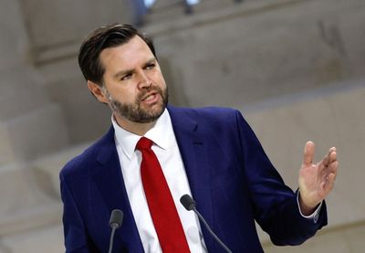 Govoreći o Netanjahuu, Vens je rekao da on "agresivno zastupa interese svoje zemlje", ali je odbio da precizira u čemu je izraelski lider eventualno napravio greške, navodeći da su takve teme "bolje ostaviti u tajnosti"