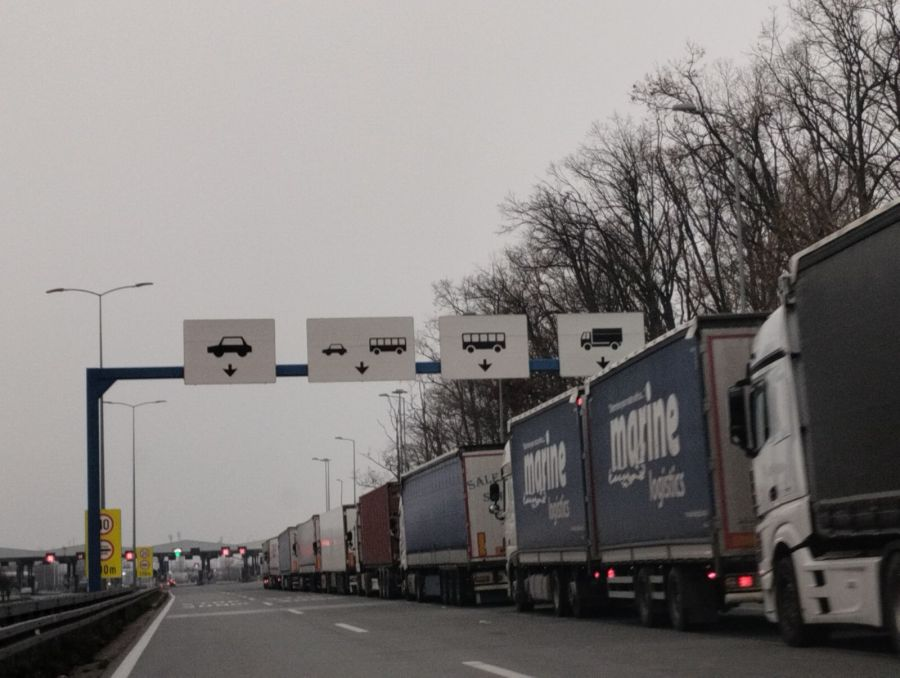Image for Kamioni čekaju četiri sata