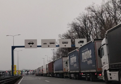 Image for Kamioni čekaju četiri sata