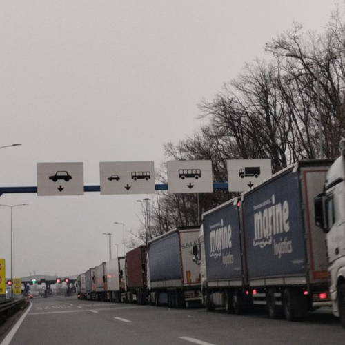 Image for Kamioni čekaju četiri sata