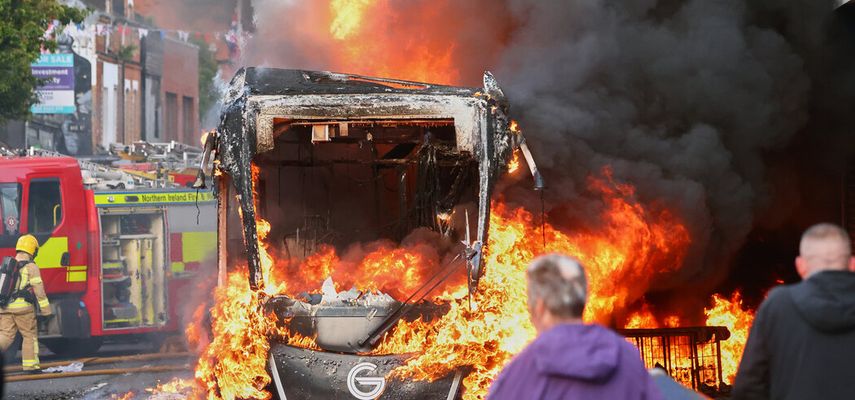 Grupe maskiranih ljudi su tokom noći u više delova Belfasta palile kuće, dok su automobili zapaljeni u Njutaunabiju, a policijski automobil je zapaljen u Portadaunu, prenosi danas BBC