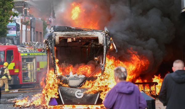 Grupe maskiranih ljudi su tokom noći u više delova Belfasta palile kuće, dok su automobili zapaljeni u Njutaunabiju, a policijski automobil je zapaljen u Portadaunu, prenosi danas BBC