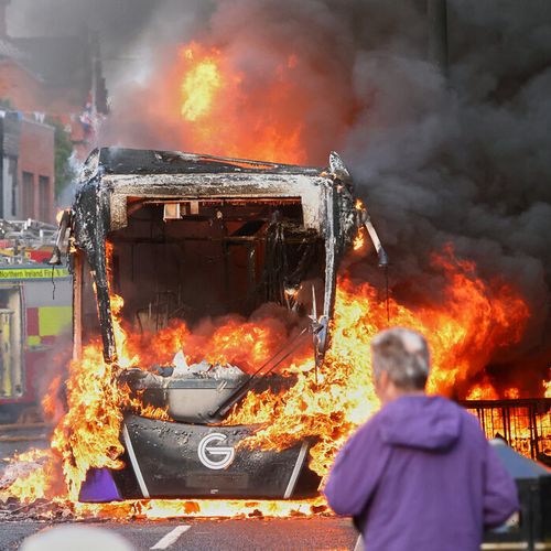 Grupe maskiranih ljudi su tokom noći u više delova Belfasta palile kuće, dok su automobili zapaljeni u Njutaunabiju, a policijski automobil je zapaljen u Portadaunu, prenosi danas BBC