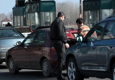 Osumnjičenima se na teret stavlja da su izvršili krivično delo nedozvoljena proizvodnja, držanje, nošenje i promet oružja i eksplozivnih materija