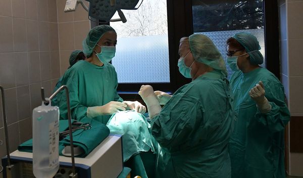 Trinaestogodišnji dečak, kojem je zbog teškog oboljenja srca ugrađeno veštačko srce, dobro se oporavlja