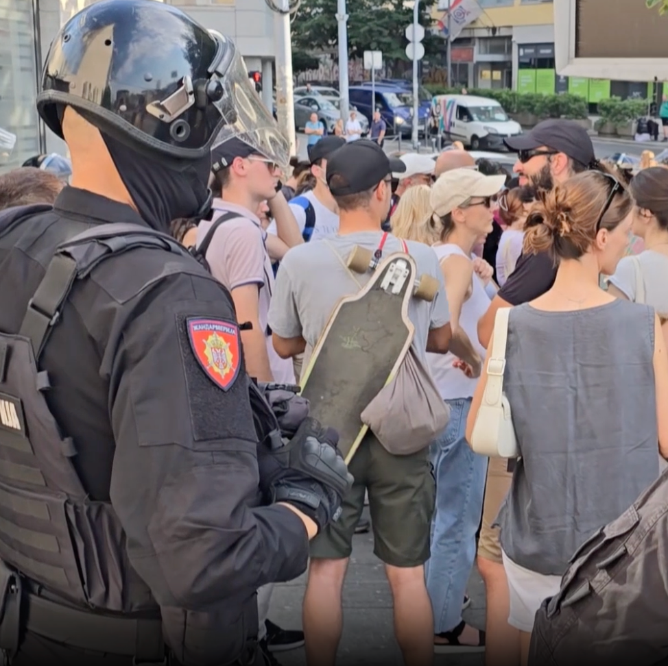 Image for Policija deli prijave u Brankovoj, građani aplaudiraju