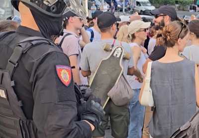 Image for Policija deli prijave u Brankovoj, građani aplaudiraju