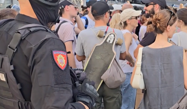 Image for Policija deli prijave u Brankovoj, građani aplaudiraju