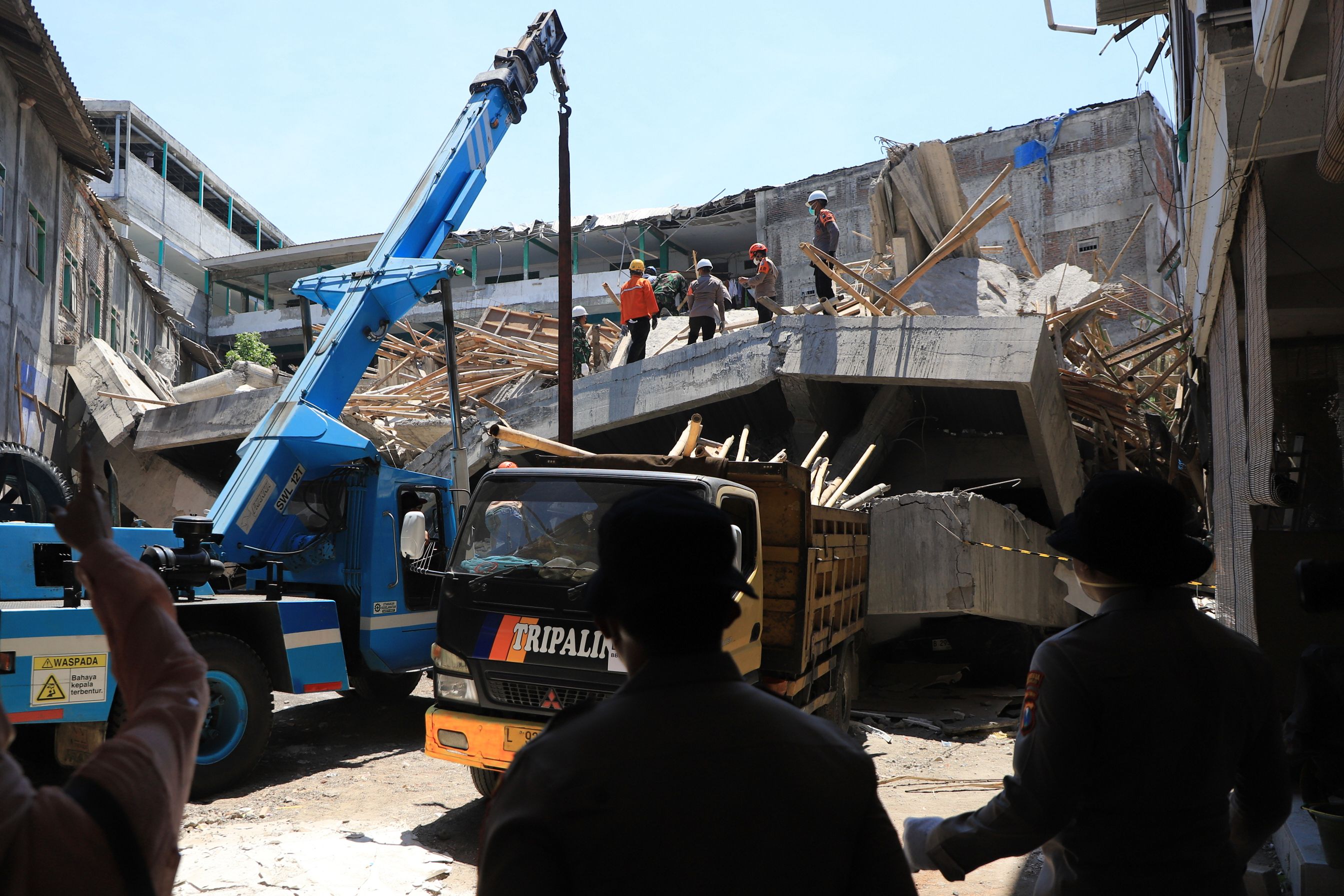 Image for Nema znakova života ispod srušene škole u Indoneziji, 59 osoba se vode kao nestale