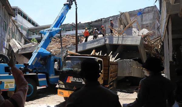 Image for Nema znakova života ispod srušene škole u Indoneziji, 59 osoba se vode kao nestale