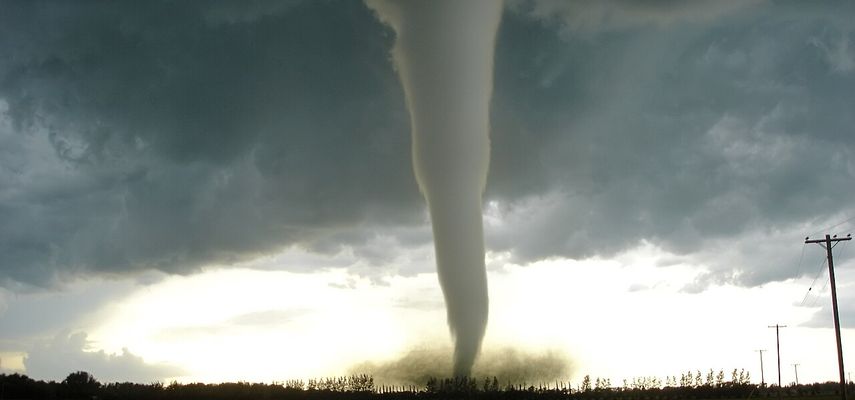 Meteorolozi upozoravaju da će se u narednim satima nove olujne ćelije kretati iz pravca Slovačke ka jugu i istoku Poljske, sa mogućnošću formiranja dodatnih superćelija