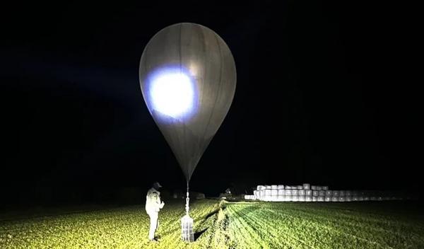 Image for U Litvaniji je danas proglašeno vanredno stanje zbog balona za šverc iz Belorusije, saopštila je litvanska vlada. U saopštenju na sajtu vlade navodi se da je vanredno stanje proglašeno zbog "zbog kontinuirane pretnje interesima nacionalne bezbednosti države i opasnosti po ljudske živote, zdravlje, imovinu ili životnu sredinu koju predstavljaju baloni koji prevoze švercovanu robu iz Belorusije na teritoriju Litvanije". Za upravljanje operacijama tokom vanrednog stanja vlada je imenovala ministra unutrašnjih poslova Vladislava Kondratovičiusa. Premijerka Litvanije Inga Ruginijene rekla je da se radi o hibridnom napadu: "U borbi protiv beloruskog hibridnog napada, moramo preduzeti najstrože mere i braniti područja koja su najviše pogođena ovim napadom. Sve relevantne institucije udružuju snage kako bi sprečile pretnju koju predstavljaju baloni za šverc. Javnost neće osetiti nikakve neprijatnosti zbog proglašene situacije". U saopštenju vlade piše da cilj uvođenja vanrednog stanja "nije samo kontrola pretnje po civilno vazduhoplovstvo, već i osiguranje interesa nacionalne bezbednosti Litvanije i bliža koordinacija delovanja institucija". Ministar unutrašnjih poslova Kondratovičijus naveo je da tokom vanrednog stanja vojska ima određena prava koja joj omogućavaju efikasniju saradnju sa policijom. Vlada Litvanije navodi da je aerodrom u Viljnusu od oktobra "zbog pretnje koju baloni za šverc predstavljaju po civilno vazduhoplovstvo" bio zatvoren "duže od 60 sati", što je uticalo na "preko 350 letova i oko 51.000 putnika". Vanredna situacija je proglašena zato što je jedan od kriterijuma ispunjen više puta, a to je da je rad civilnog vazduhoplovstva više puta bio prekinut duže od 6 sati, navodi se u saopštenju. Krajem oktobra, granična služba Litvanije zatvorila je granicu sa Belorusijom na 24 sata, nakon što su letovi na aerodromu u glavnom gradu više puta bili prekinuti zbog balona, a dva granična prelaza Litvanije sa Belorusijom, u Medininkaju i Šalčininkaju, bila su zatvorena na nekoliko sati. Liderka beloruske opozicije Svjatlana Tihanovskaja, koja živi u egzilu u Litvaniji, rekla je tada agenciji Asoušiejted pres da su incidenti sa balonima "još jedan znak da režim koristi šverc cigareta kao sredstvo hibridne agresije protiv Evrope".