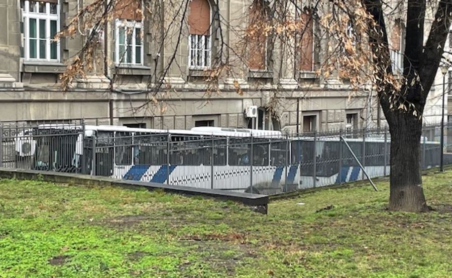 Image for Autobusi u dvorištu Vlade