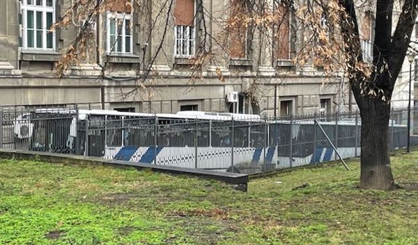 Image for Autobusi u dvorištu Vlade