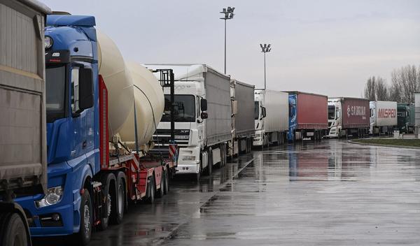 Image for Prevoznici iz Srbije obustavljaju blokade teretnog saobraćaja na graničnim prelazima