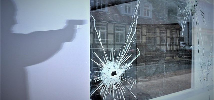 Ostojić je navodno nakon svađe ispred jednog ugostiteljskog objekta upucan sa više hitaca i prebačen je u bolnicu vozilom Hitne pomoći