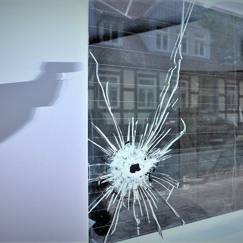 Ostojić je navodno nakon svađe ispred jednog ugostiteljskog objekta upucan sa više hitaca i prebačen je u bolnicu vozilom Hitne pomoći
