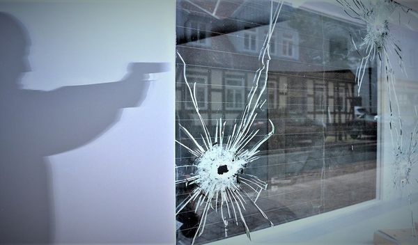 Ostojić je navodno nakon svađe ispred jednog ugostiteljskog objekta upucan sa više hitaca i prebačen je u bolnicu vozilom Hitne pomoći