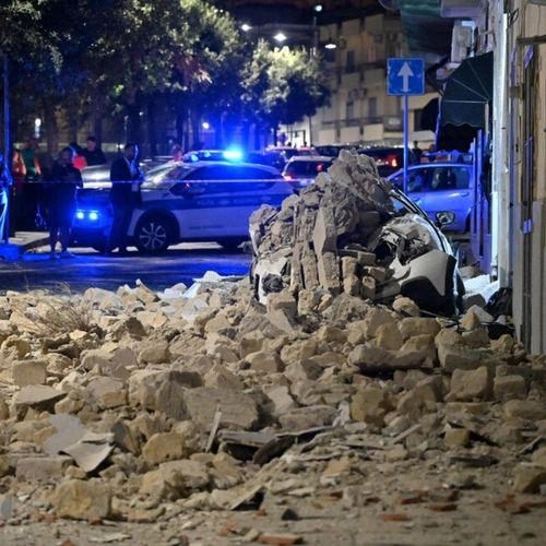 Zemljotres jačine 4,7 stepeni po Rihterovoj skali pogodio je vulkansku oblast Kampi Flegrej kod Napulja, pri čemu je povređena 21 osoba, od kojih su dve u kritičnom stanju