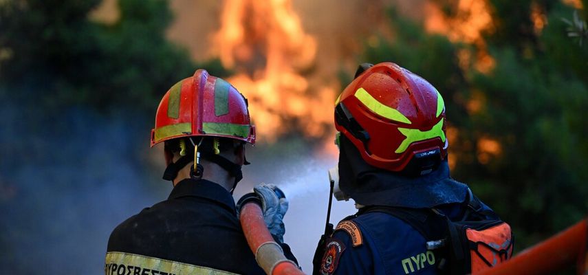 Grčkim snagama pomaže 46 vatrogasaca iz Francuske i Rumunije sa osam vozila.
