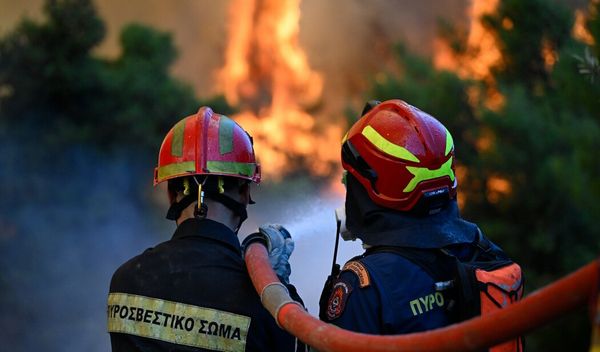 Grčkim snagama pomaže 46 vatrogasaca iz Francuske i Rumunije sa osam vozila.