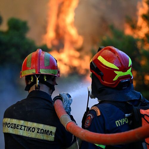 Grčkim snagama pomaže 46 vatrogasaca iz Francuske i Rumunije sa osam vozila.