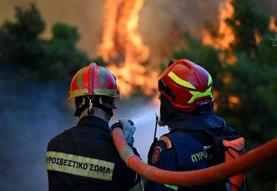 Grčkim snagama pomaže 46 vatrogasaca iz Francuske i Rumunije sa osam vozila.