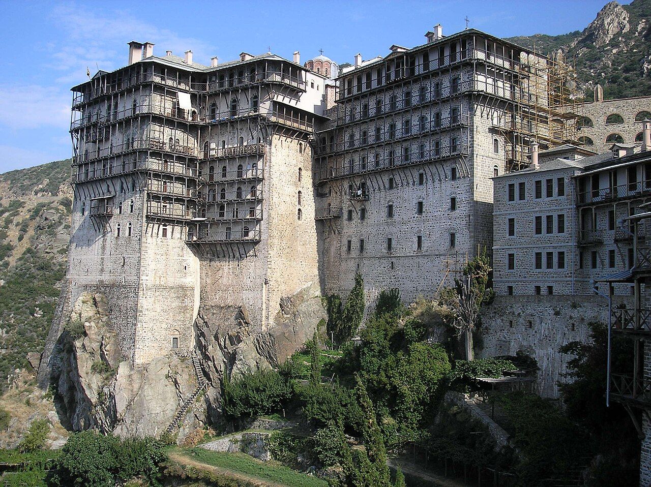 Iako je danas u potpunosti pod upravom grčkog bratstva, istorijski izvori pokazuju da je ovaj manastir u 14. i 15. veku imao neposredne veze sa srpskom vladarskom lozom Brankovića, ali i sa njihovim prethodnicima Mrnjavčevićima