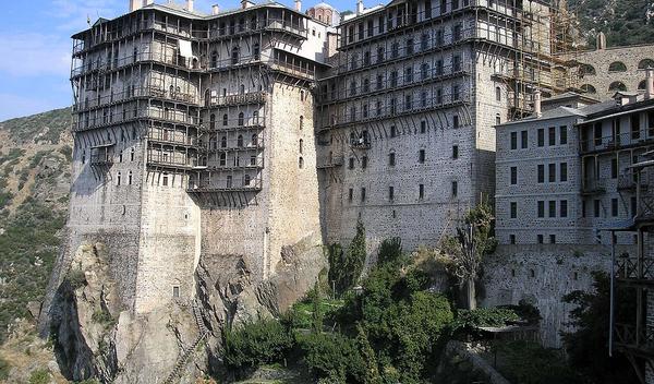 Iako je danas u potpunosti pod upravom grčkog bratstva, istorijski izvori pokazuju da je ovaj manastir u 14. i 15. veku imao neposredne veze sa srpskom vladarskom lozom Brankovića, ali i sa njihovim prethodnicima Mrnjavčevićima