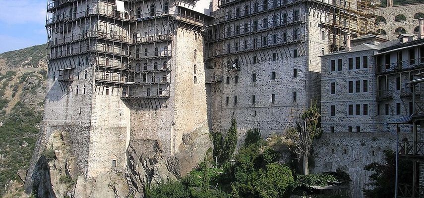 Iako je danas u potpunosti pod upravom grčkog bratstva, istorijski izvori pokazuju da je ovaj manastir u 14. i 15. veku imao neposredne veze sa srpskom vladarskom lozom Brankovića, ali i sa njihovim prethodnicima Mrnjavčevićima