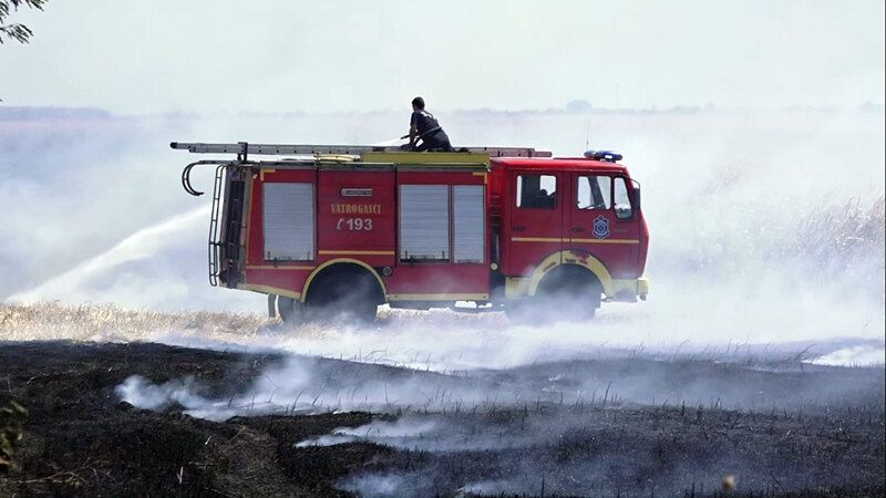Danima se u atarima širom Srema pale strnjišta, a prizori dima sve češće zabrinjavaju meštane i poljoprivrednike