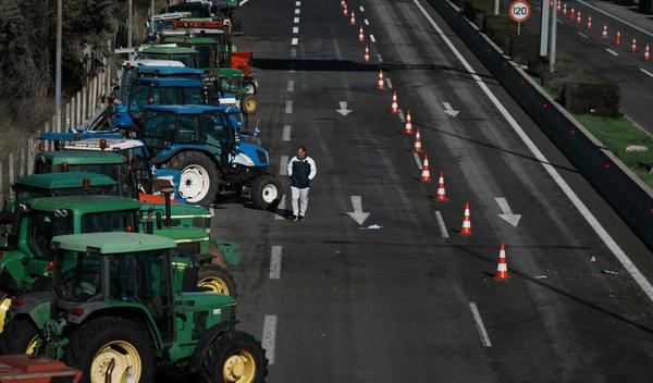 Image for Farmeri u Grčkoj počeli blokadu glavnih autoputeva