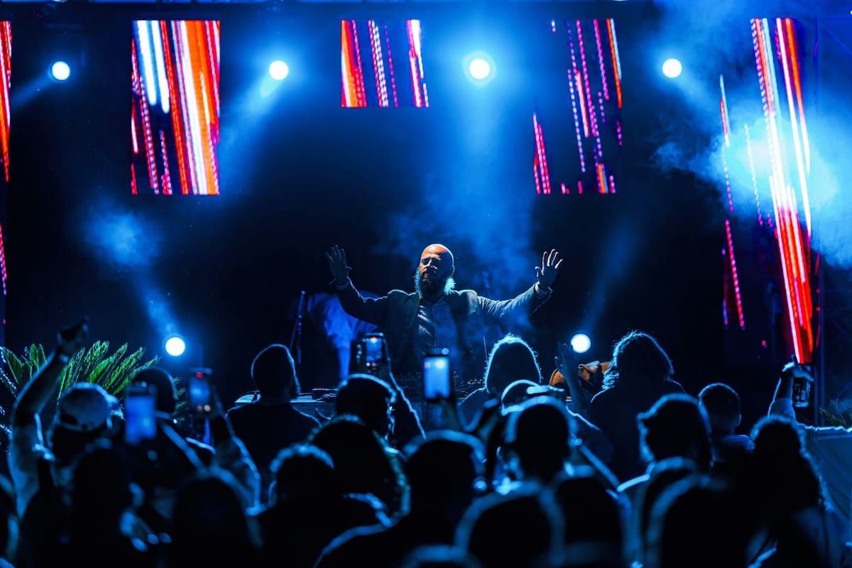 KoZmaj identitet pokušava da formira kroz kombinaciju lokacije, muzičkog programa i načina na koji publika koristi festivalski prostor