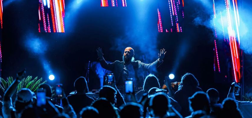 KoZmaj identitet pokušava da formira kroz kombinaciju lokacije, muzičkog programa i načina na koji publika koristi festivalski prostor