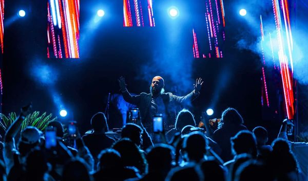 KoZmaj identitet pokušava da formira kroz kombinaciju lokacije, muzičkog programa i načina na koji publika koristi festivalski prostor