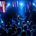KoZmaj identitet pokušava da formira kroz kombinaciju lokacije, muzičkog programa i načina na koji publika koristi festivalski prostor