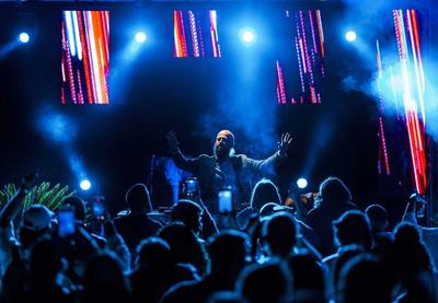 KoZmaj identitet pokušava da formira kroz kombinaciju lokacije, muzičkog programa i načina na koji publika koristi festivalski prostor