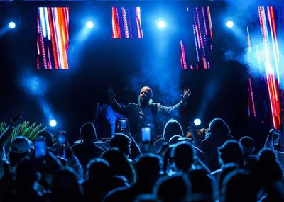 KoZmaj identitet pokušava da formira kroz kombinaciju lokacije, muzičkog programa i načina na koji publika koristi festivalski prostor
