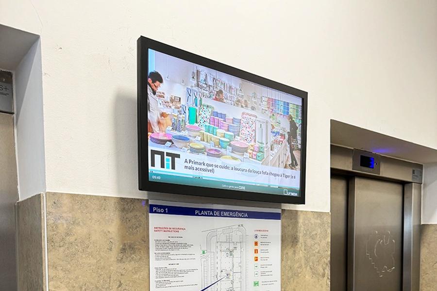 Empresa brasileira traz publicidade em elevadores, estações de trem