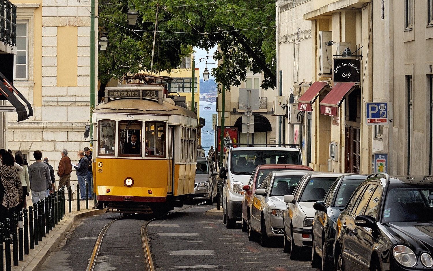 10am in Lisbon