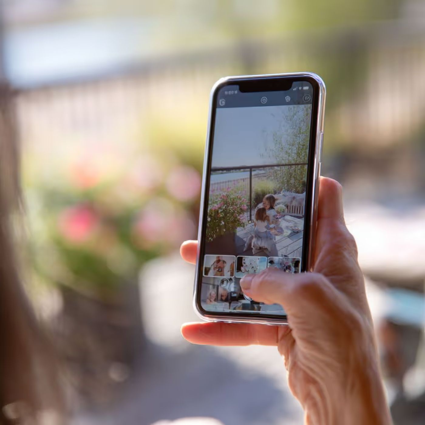 Creator mit Smartphone beim Content erstellen